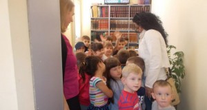 Дјеца из играонице „Невен“ у посјети библиотеци